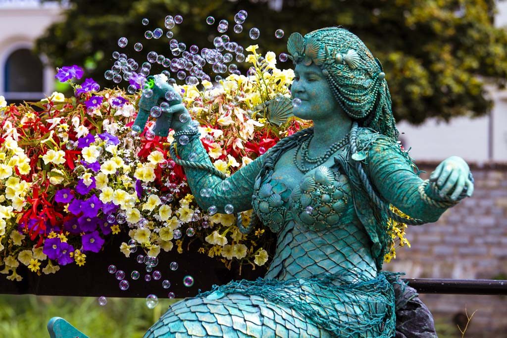 Mermaid with bubbles web